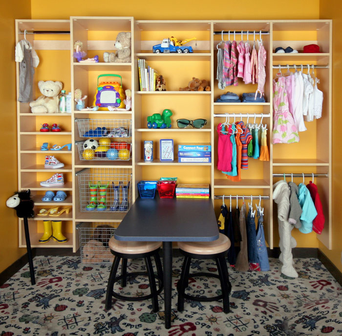 Modelo de armario unisex bohemio de tamaño medio con armarios abiertos, puertas de armario de madera clara, moqueta y suelo multicolor