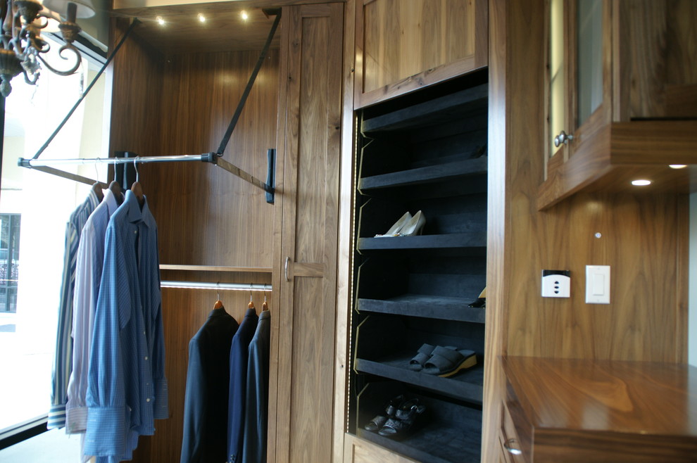Ejemplo de vestidor de hombre clásico de tamaño medio con puertas de armario de madera oscura y armarios estilo shaker