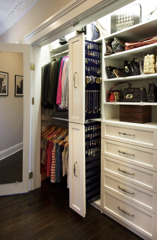 Imagen de armario de mujer clásico renovado pequeño con armarios estilo shaker, puertas de armario blancas y suelo de madera oscura