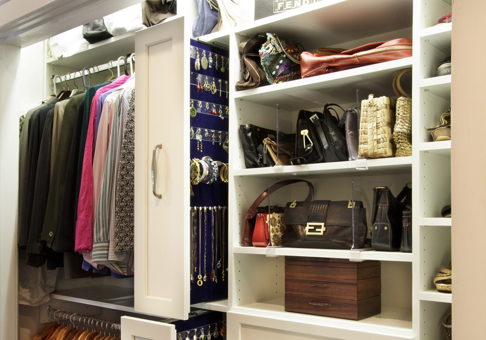 Ejemplo de armario de mujer clásico renovado pequeño con armarios estilo shaker, puertas de armario blancas y suelo de madera oscura