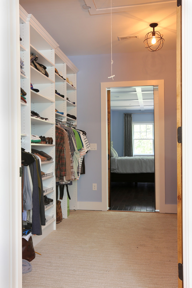 Imagen de armario vestidor unisex campestre de tamaño medio con armarios abiertos, puertas de armario blancas, moqueta y suelo beige