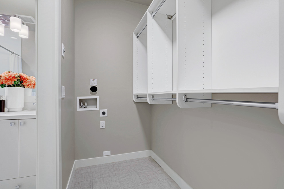 Foto di una cabina armadio minimal con ante bianche e pavimento in gres porcellanato