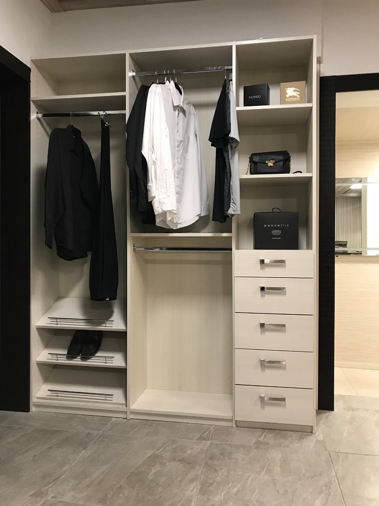 Diseño de armario unisex minimalista pequeño con armarios abiertos y puertas de armario beige