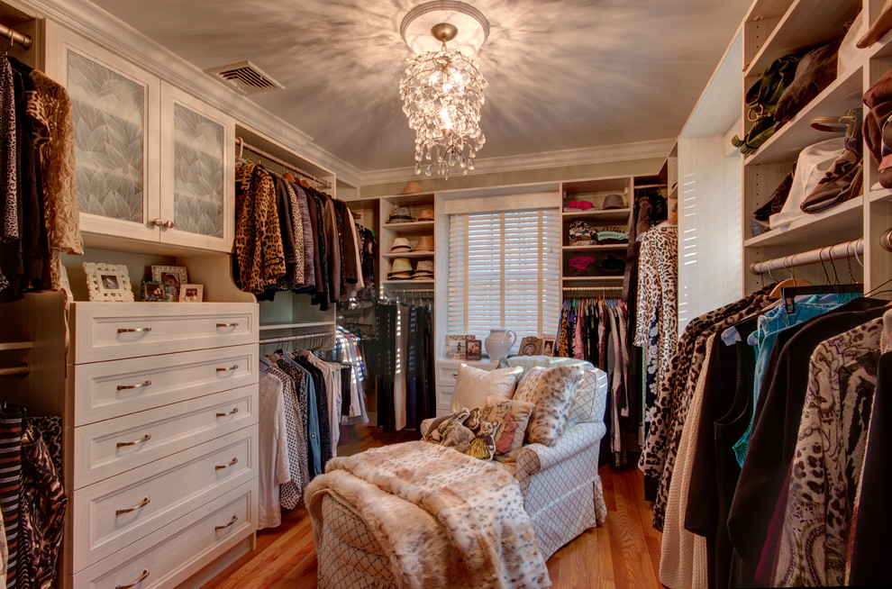 Idéer för stora vintage walk-in-closets för kvinnor, med ljust trägolv, beiget golv, luckor med infälld panel och skåp i ljust trä