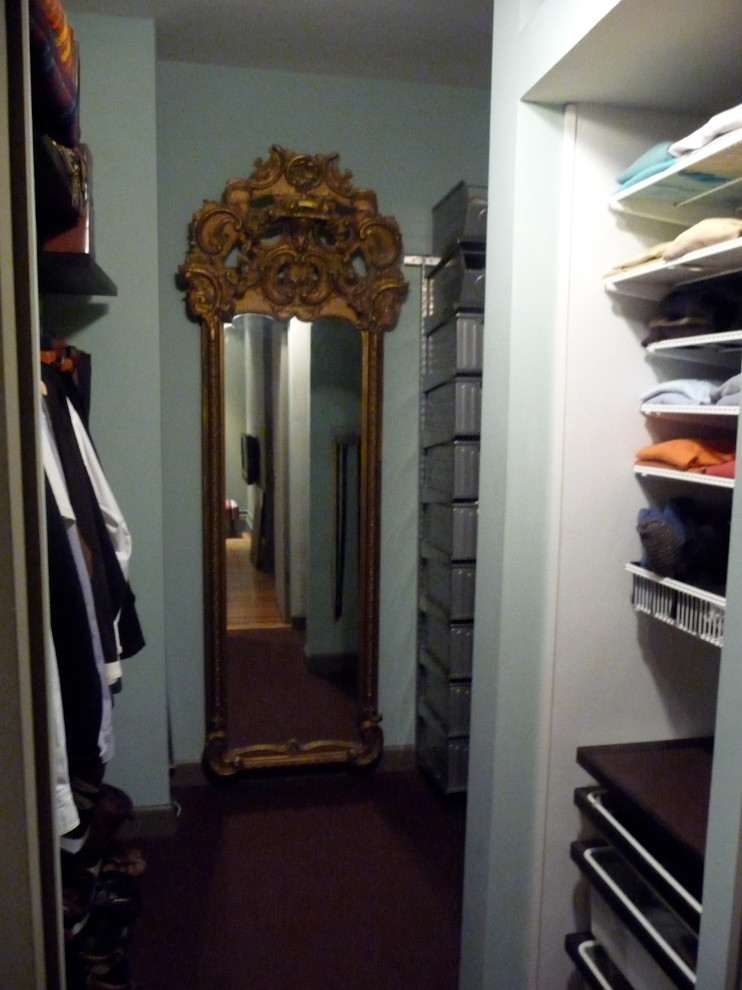 Идея дизайна: гардеробная комната среднего размера в современном стиле с ковровым покрытием для мужчин