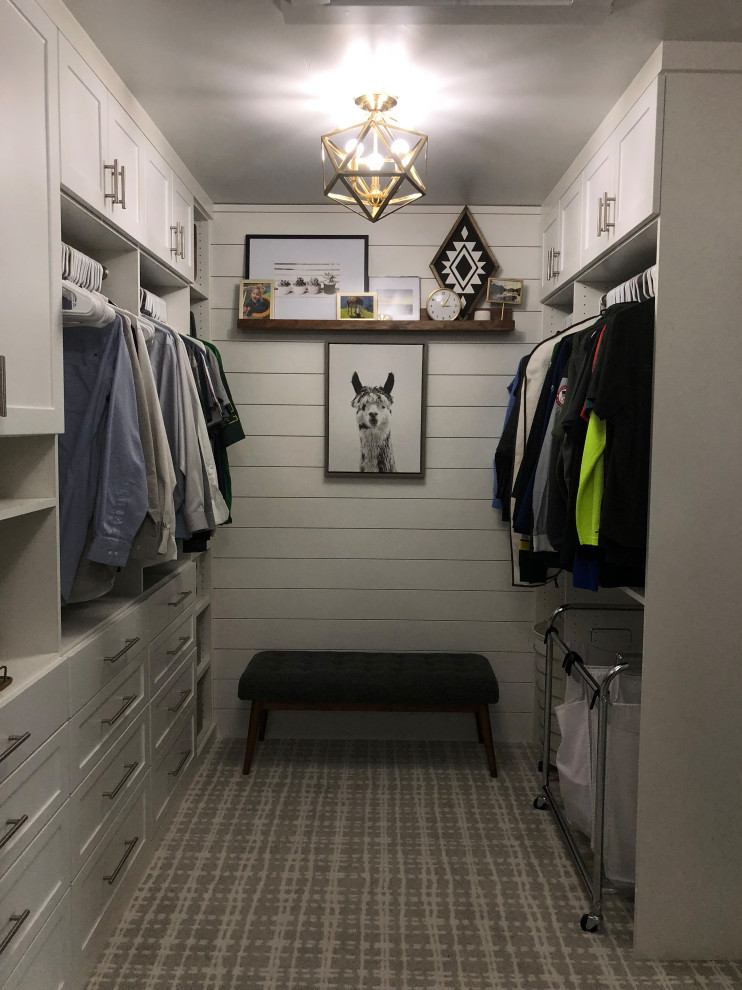 Imagen de armario vestidor unisex campestre de tamaño medio con armarios estilo shaker, puertas de armario blancas, moqueta y suelo blanco