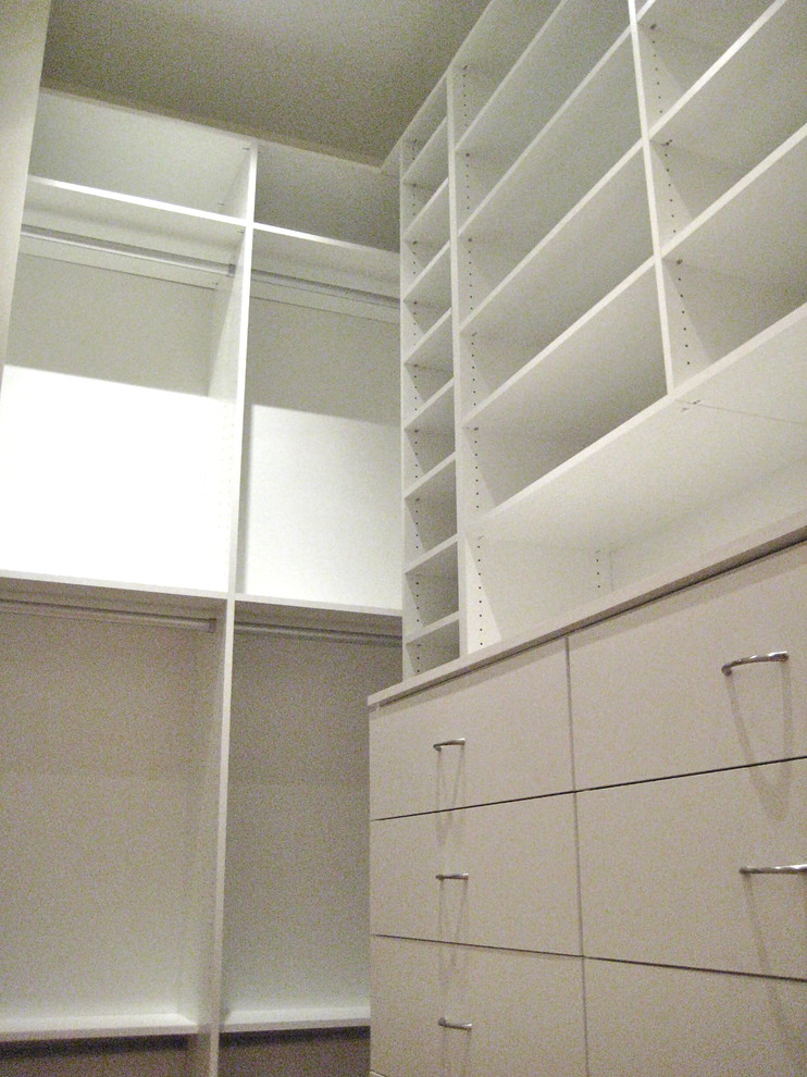 This is an example of a modern wardrobe in New York.