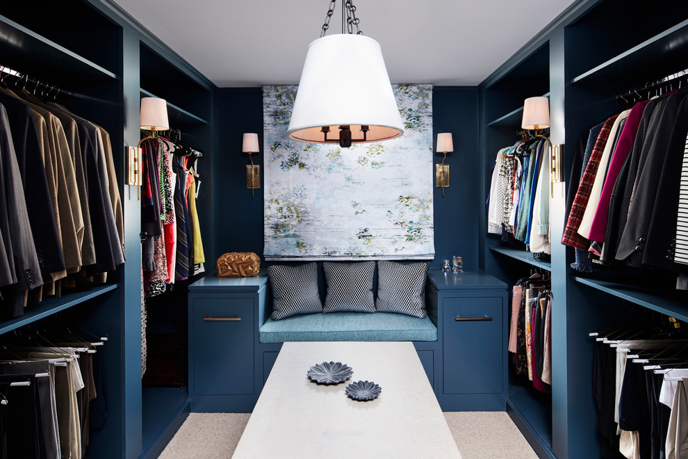 На фото: гардеробная в стиле неоклассика (современная классика) с открытыми фасадами, синими фасадами, ковровым покрытием и бежевым полом для женщин