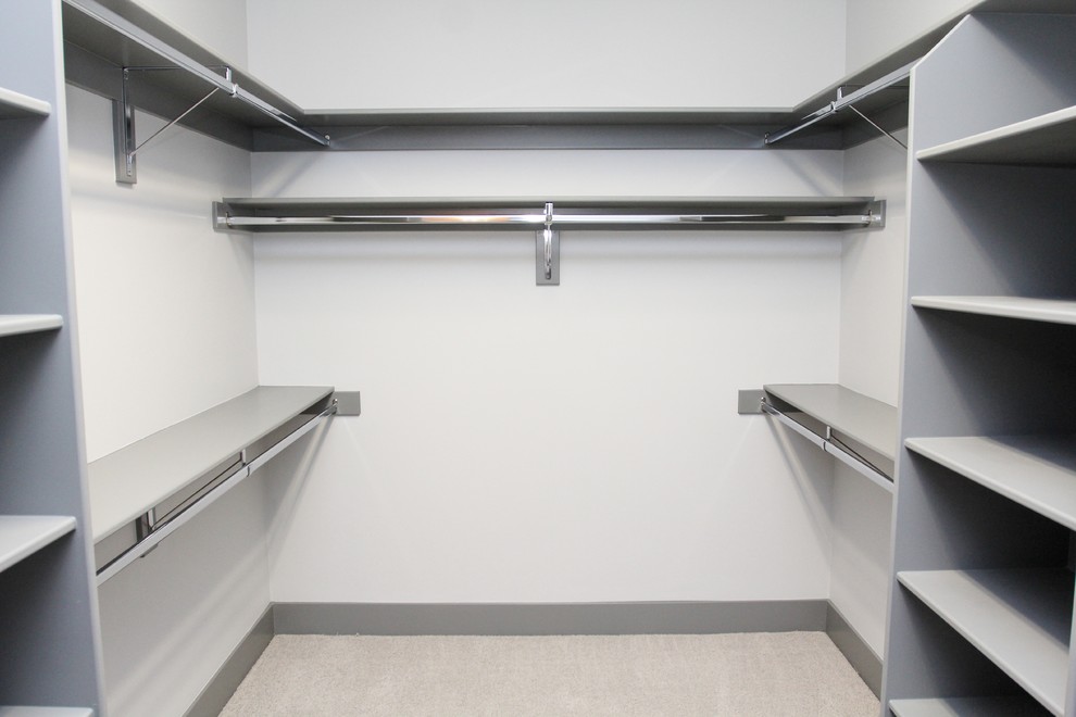 Imagen de armario vestidor unisex minimalista de tamaño medio con armarios abiertos, puertas de armario grises, moqueta y suelo beige