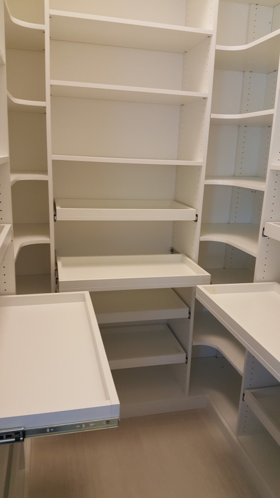 Immagine di una cabina armadio unisex minimalista di medie dimensioni con nessun'anta, ante bianche, parquet chiaro e pavimento beige