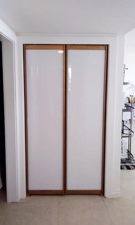 Diseño de armario y vestidor moderno de tamaño medio