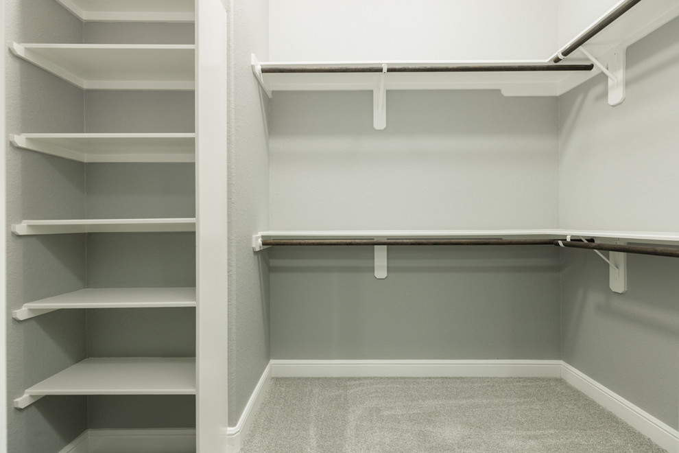 Foto de vestidor unisex de estilo de casa de campo grande con armarios abiertos, puertas de armario blancas, moqueta y suelo gris