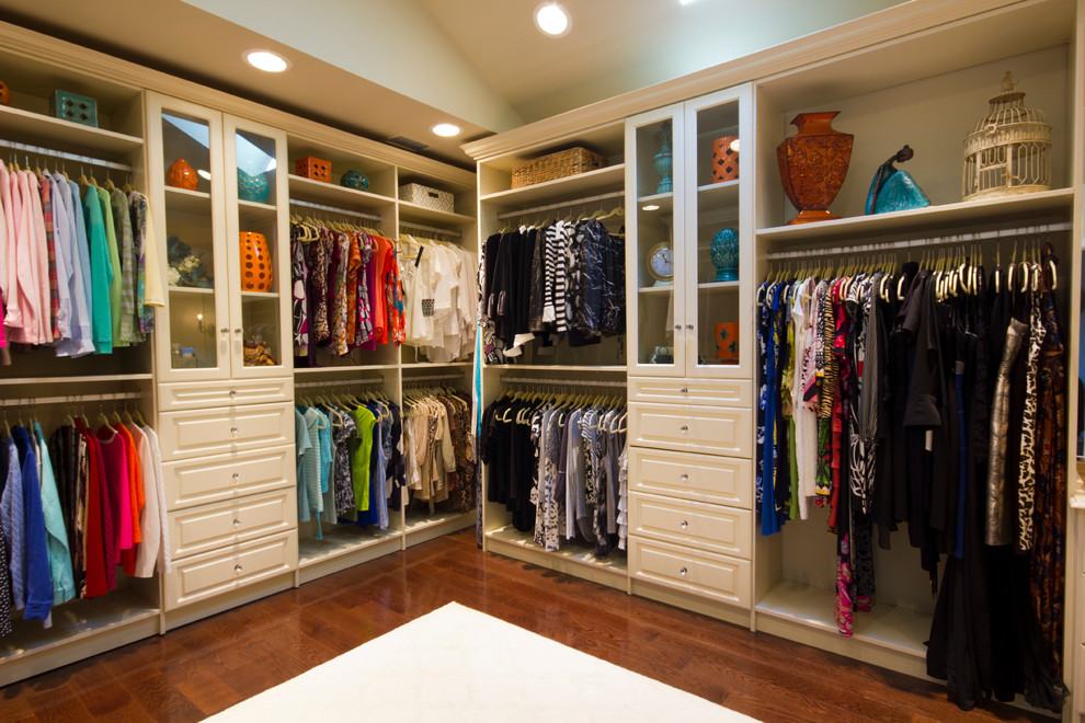 Idéer för stora vintage walk-in-closets för kvinnor, med luckor med upphöjd panel, mörkt trägolv och vita skåp