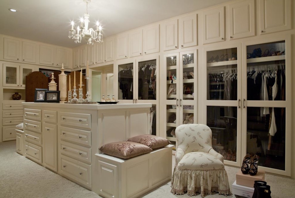 На фото: огромная гардеробная комната в классическом стиле с фасадами с выступающей филенкой, белыми фасадами и ковровым покрытием для женщин с