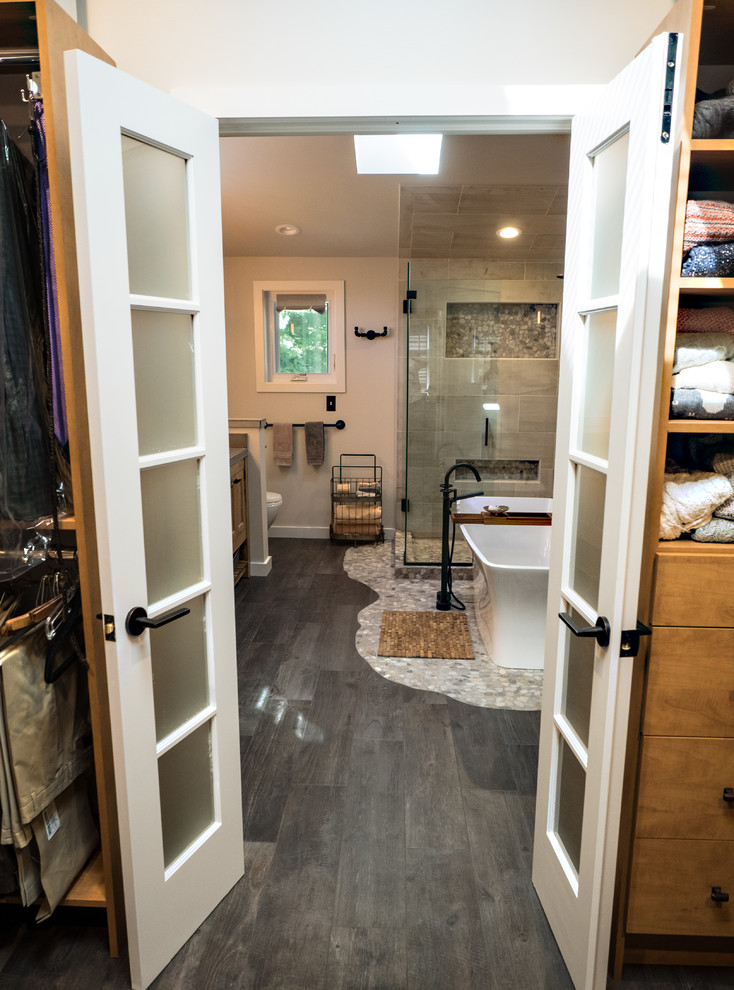 Foto de armario vestidor unisex clásico renovado de tamaño medio con armarios con paneles lisos, puertas de armario de madera oscura y suelo de baldosas de cerámica