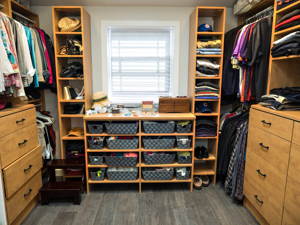 Ejemplo de armario vestidor unisex rústico de tamaño medio con puertas de armario de madera oscura, suelo de baldosas de cerámica, armarios con paneles empotrados y suelo gris