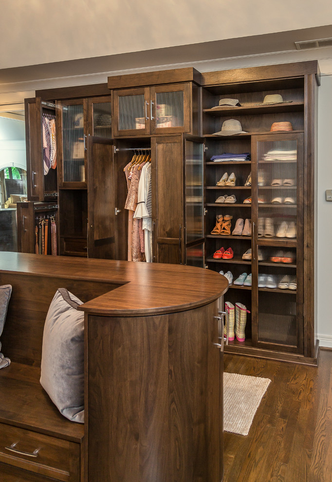 Foto de vestidor unisex de estilo americano grande con armarios estilo shaker, puertas de armario de madera en tonos medios, suelo de madera en tonos medios y suelo marrón