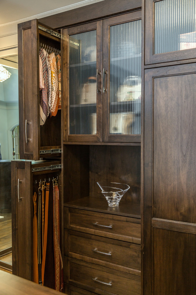 Imagen de vestidor unisex de estilo americano grande con armarios estilo shaker, puertas de armario de madera en tonos medios, suelo de madera en tonos medios y suelo marrón
