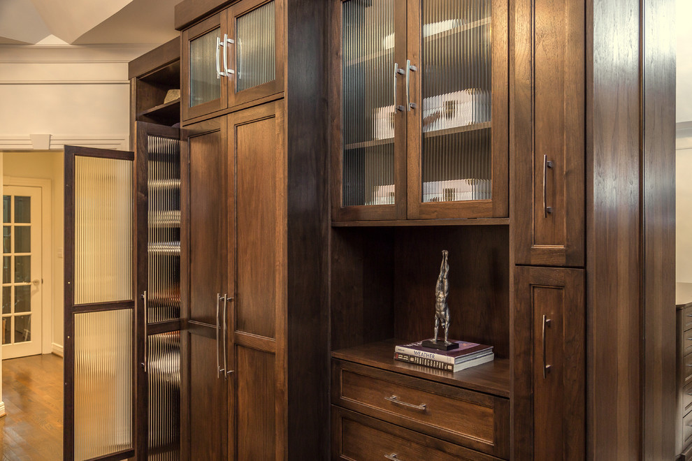 Foto de vestidor unisex de estilo americano grande con armarios estilo shaker, puertas de armario de madera en tonos medios, suelo de madera en tonos medios y suelo marrón