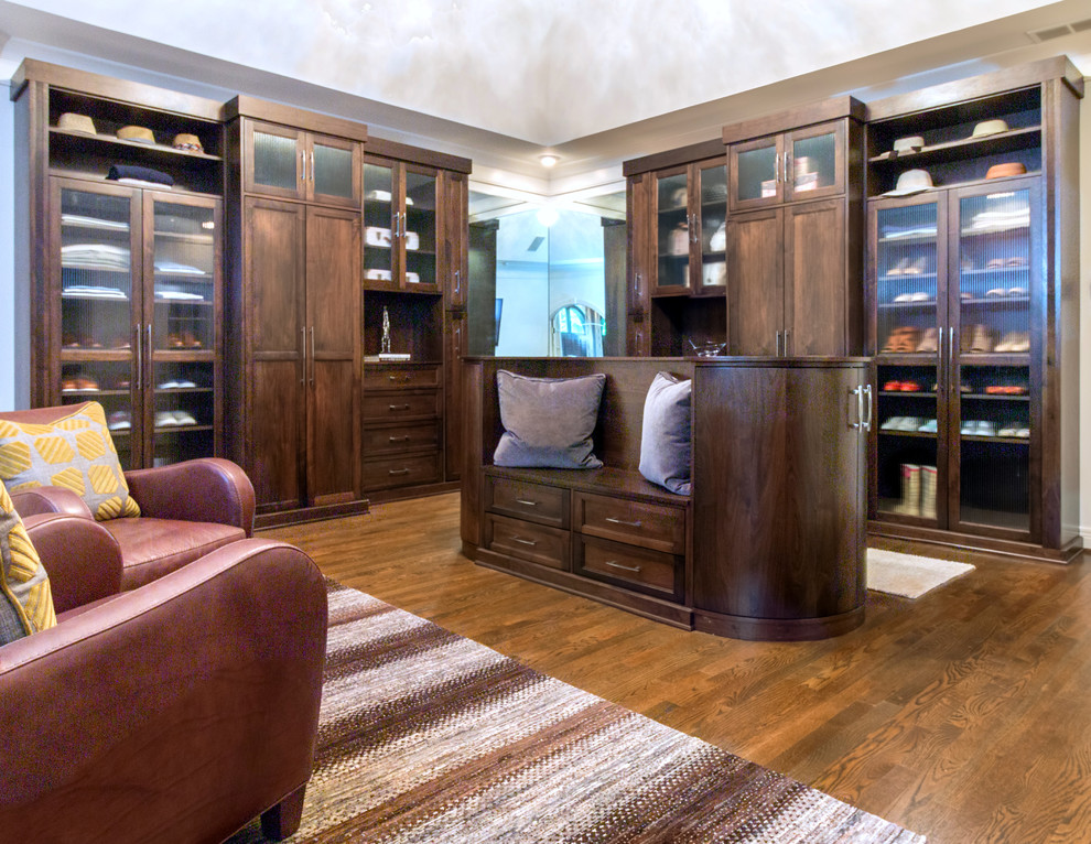 Idée de décoration pour un grand dressing room craftsman en bois foncé neutre avec un placard à porte shaker, un sol en bois brun et un sol marron.