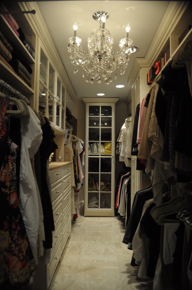 Bild på ett stort vintage walk-in-closet för könsneutrala, med luckor med upphöjd panel och beige skåp
