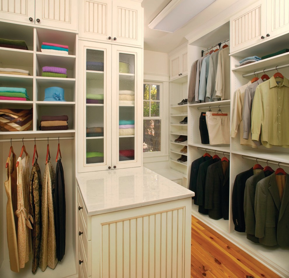 Foto de armario vestidor unisex de estilo de casa de campo con armarios estilo shaker, puertas de armario blancas y suelo de madera en tonos medios