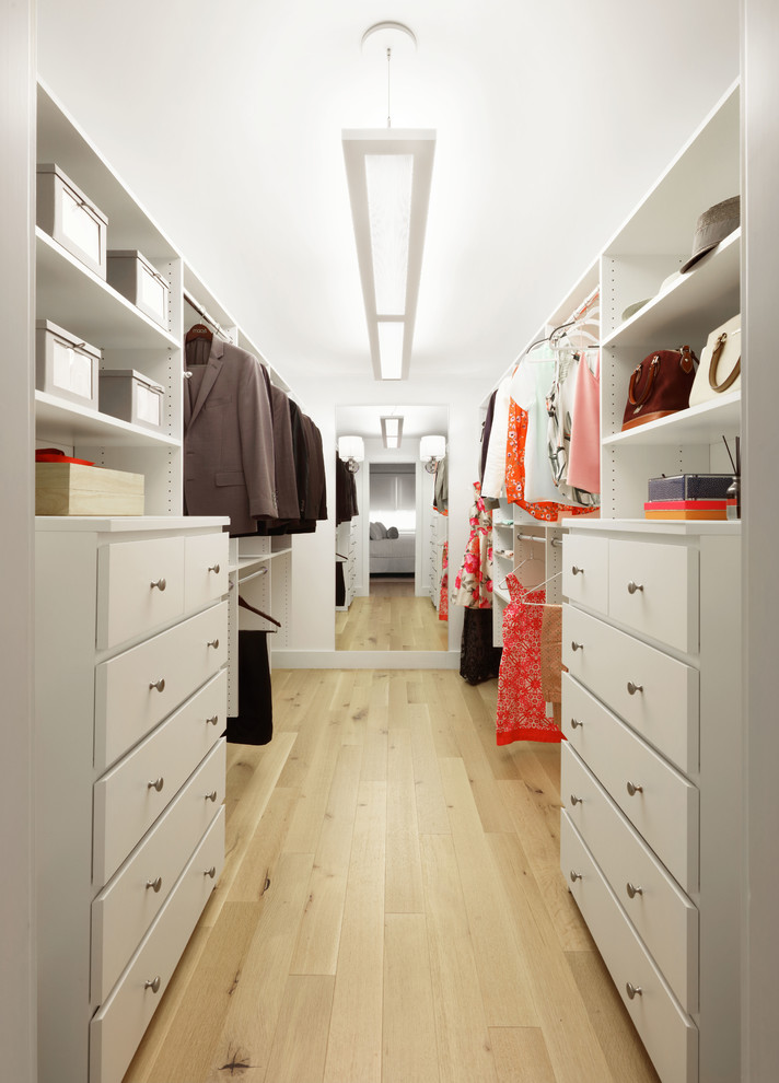 Ejemplo de armario vestidor unisex tradicional renovado de tamaño medio con armarios con paneles lisos, puertas de armario blancas, suelo de madera clara y suelo beige
