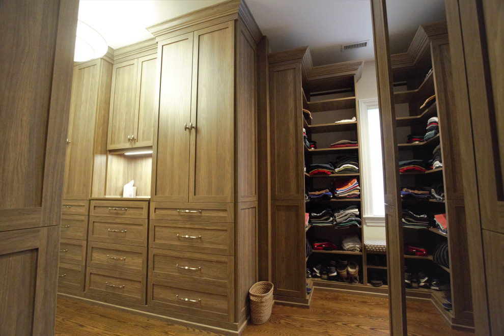 Ejemplo de armario vestidor unisex tradicional extra grande con armarios estilo shaker, puertas de armario de madera oscura y suelo de madera en tonos medios
