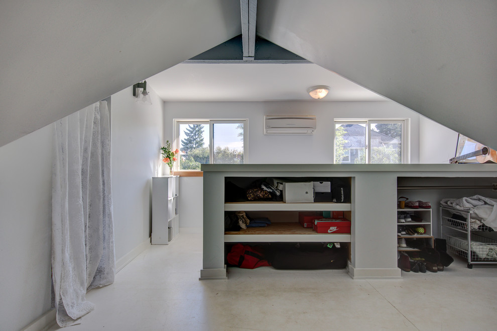 Ispirazione per una cabina armadio unisex chic di medie dimensioni con nessun'anta, ante grigie, pavimento in legno verniciato e pavimento grigio