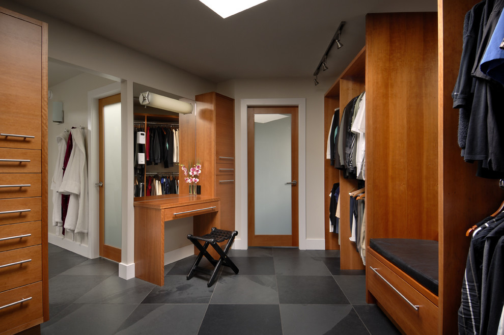 На фото: гардеробная комната в современном стиле с полом из керамической плитки