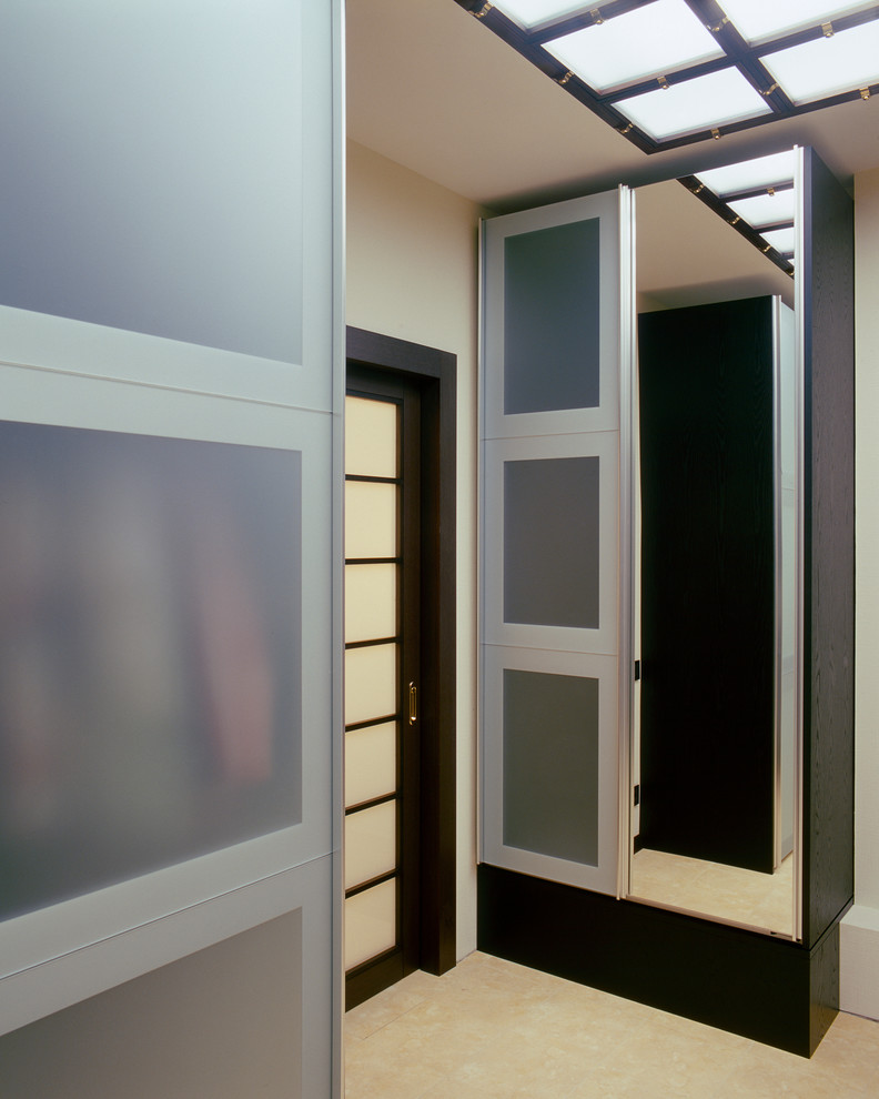 Immagine di una cabina armadio unisex eclettica di medie dimensioni con ante di vetro, ante bianche e pavimento con piastrelle in ceramica