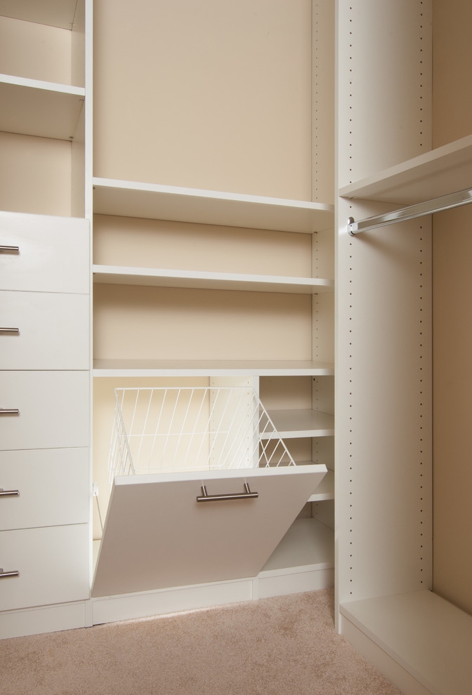 Ejemplo de armario vestidor unisex minimalista de tamaño medio con puertas de armario blancas, moqueta y armarios con paneles lisos