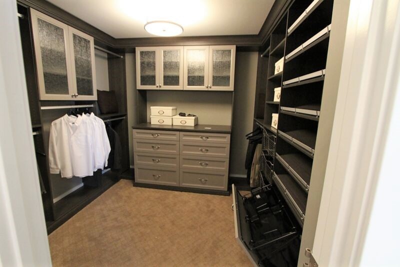 Diseño de armario vestidor de hombre tradicional renovado de tamaño medio con armarios estilo shaker, puertas de armario beige, moqueta y suelo beige