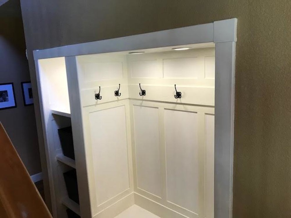 Modelo de armario de estilo americano pequeño con armarios estilo shaker y puertas de armario blancas