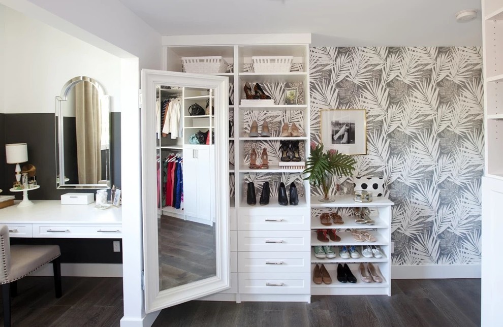 Imagen de vestidor unisex clásico renovado de tamaño medio con armarios estilo shaker, puertas de armario blancas, suelo de madera oscura y suelo gris