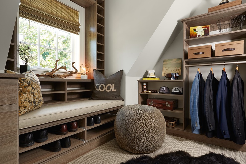 Стильный дизайн: гардеробная комната в морском стиле с плоскими фасадами, серыми фасадами и ковровым покрытием для мужчин - последний тренд