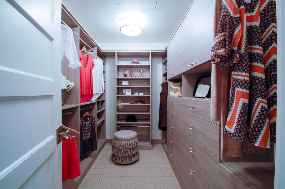 Idee per una cabina armadio per donna stile marino di medie dimensioni con ante lisce, ante in legno chiaro e moquette