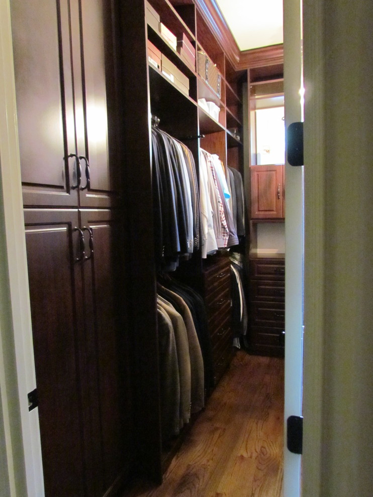 Idéer för att renovera ett mellanstort vintage walk-in-closet för män, med luckor med upphöjd panel, skåp i mörkt trä och mellanmörkt trägolv