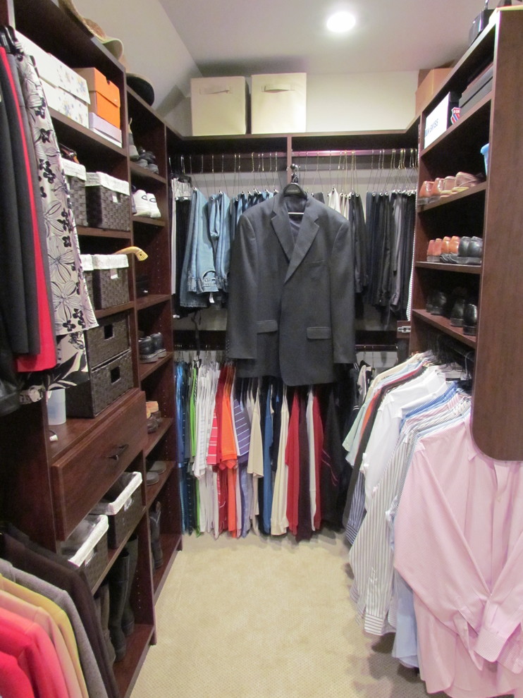 Ejemplo de armario vestidor de hombre clásico renovado de tamaño medio con puertas de armario de madera en tonos medios y moqueta