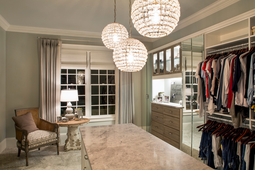 Ejemplo de armario y vestidor unisex clásico con armarios estilo shaker, puertas de armario de madera clara, moqueta y suelo beige
