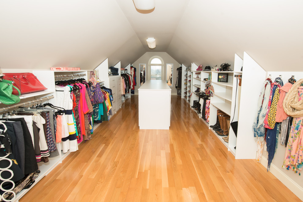 Bild på ett mycket stort vintage walk-in-closet för kvinnor, med öppna hyllor, vita skåp och brunt golv