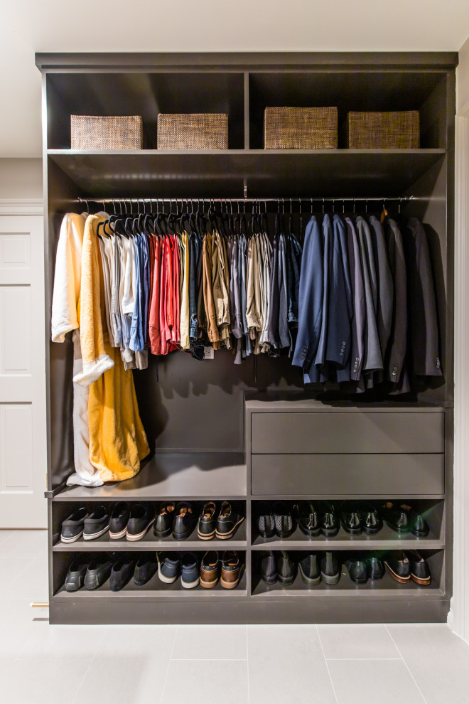 Ejemplo de armario vestidor unisex moderno de tamaño medio con armarios con paneles lisos, puertas de armario grises, suelo de baldosas de porcelana y suelo gris