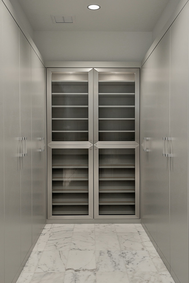 Esempio di una cabina armadio per uomo minimal con ante lisce, ante grigie e pavimento in marmo