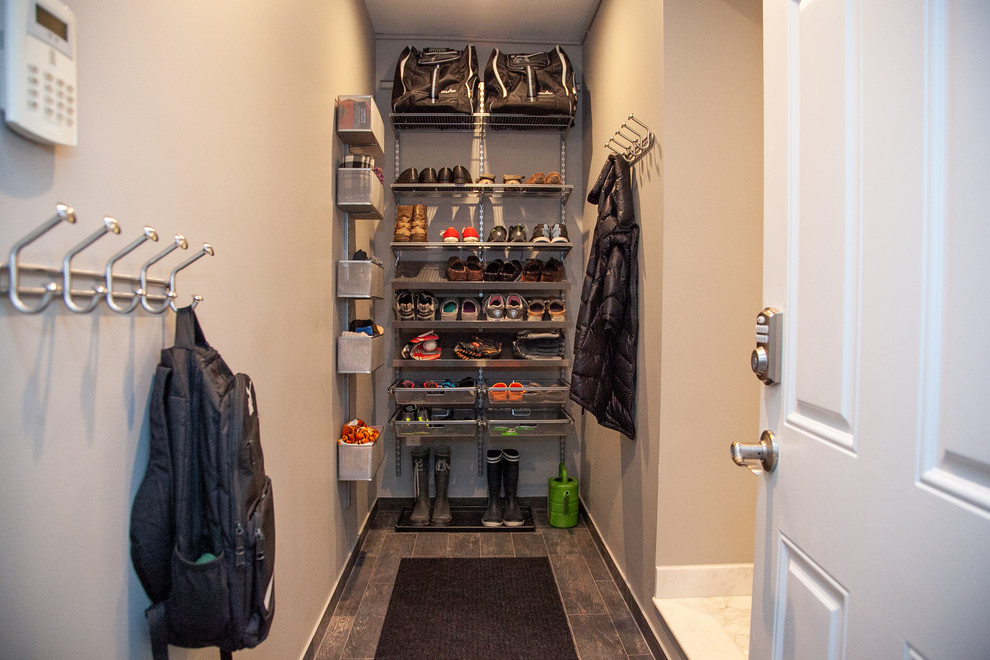 Idéer för ett mellanstort klassiskt walk-in-closet, med öppna hyllor, mörkt trägolv och brunt golv