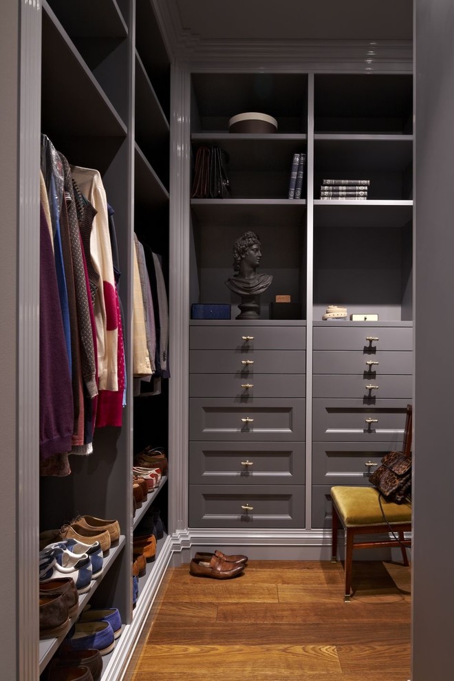 Closet - traditional closet idea in Moscow