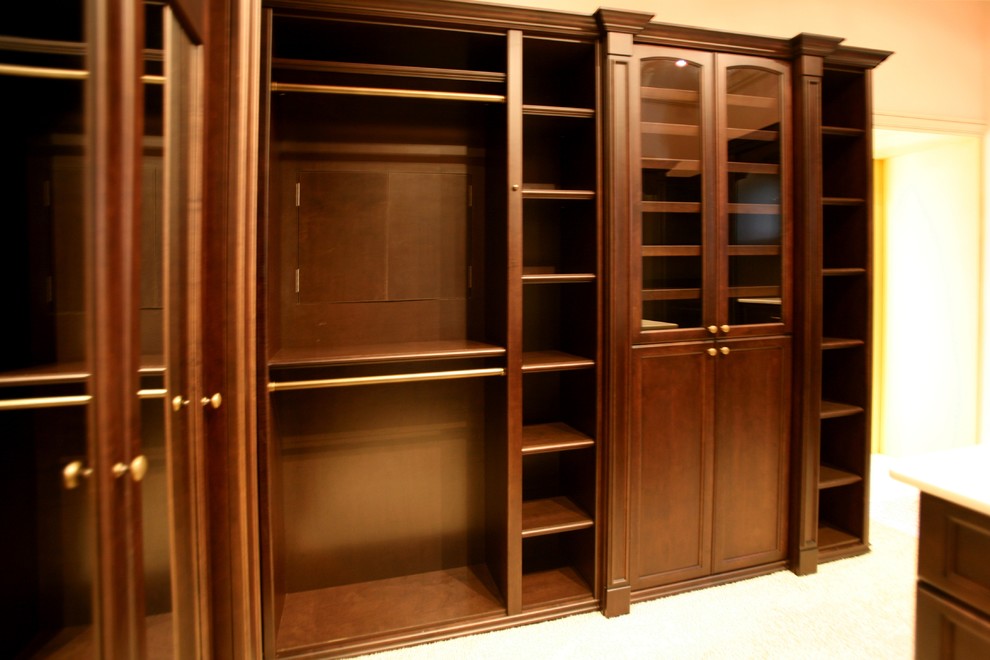 Idées déco pour un grand dressing room classique en bois brun neutre avec un placard avec porte à panneau surélevé.