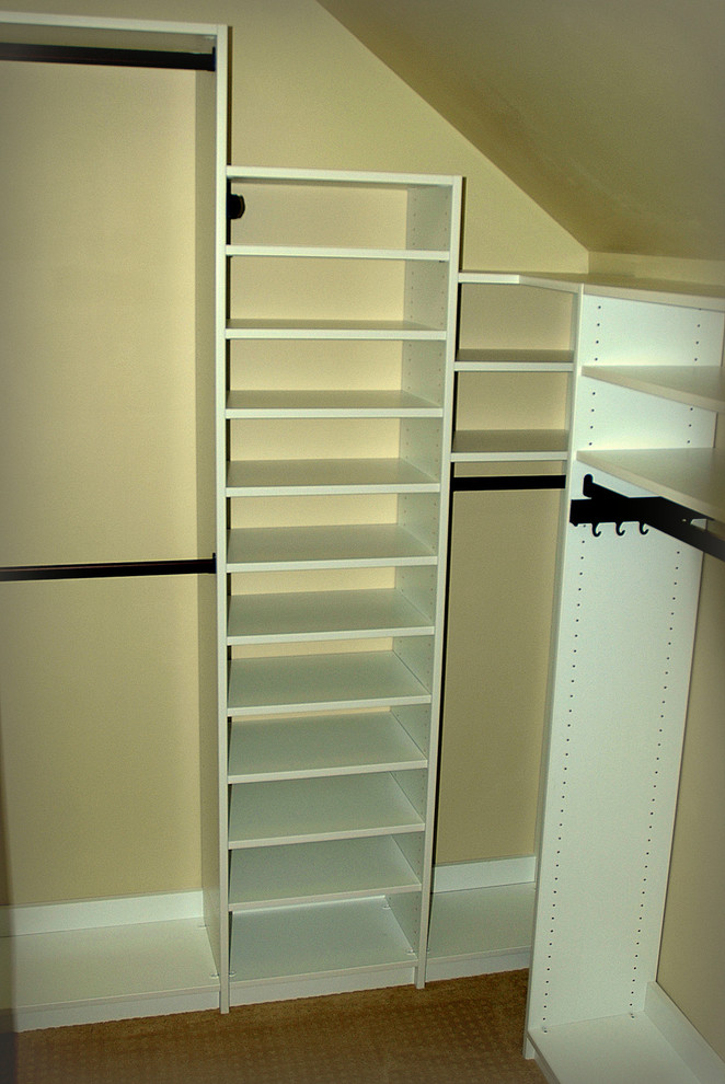 Imagen de armario vestidor de hombre contemporáneo pequeño con armarios con paneles lisos, puertas de armario blancas y moqueta