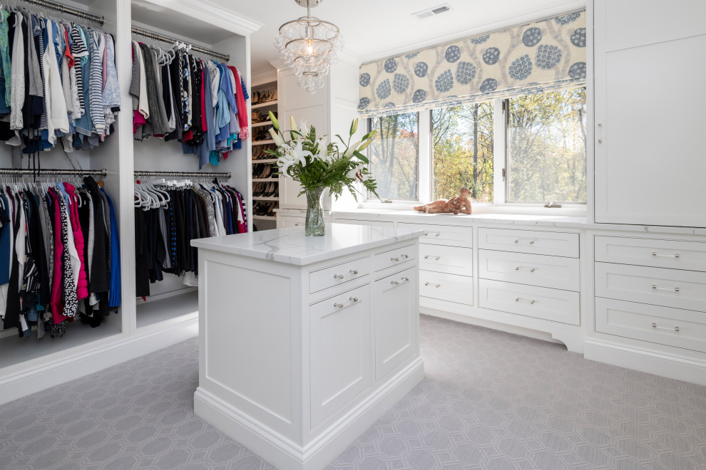Идея дизайна: гардеробная комната в классическом стиле с серым полом для женщин