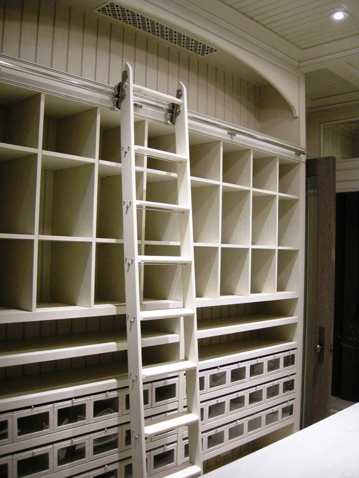 Ejemplo de armario vestidor unisex de estilo de casa de campo extra grande con armarios con paneles empotrados, puertas de armario blancas, moqueta y suelo beige