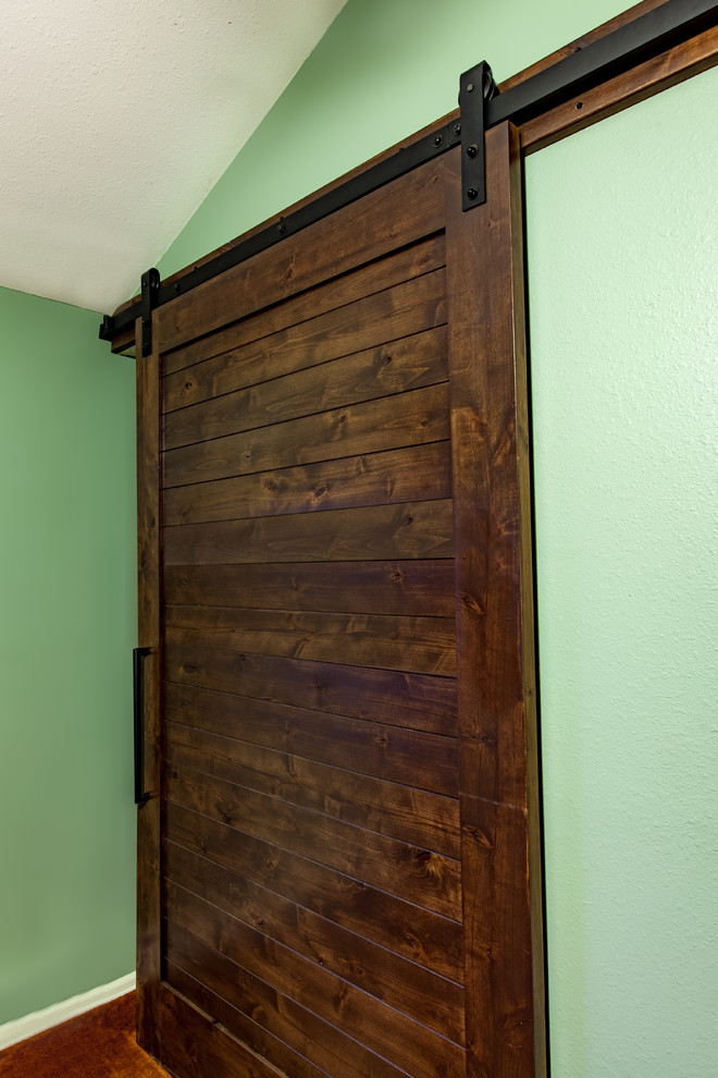 Klassisk inredning av ett mellanstort walk-in-closet för könsneutrala, med luckor med lamellpanel, skåp i mörkt trä, heltäckningsmatta och rött golv